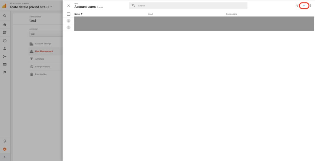 Lista „Account users” din vechiul Google Analytics, cu butonul + încercuit în dreapta sus